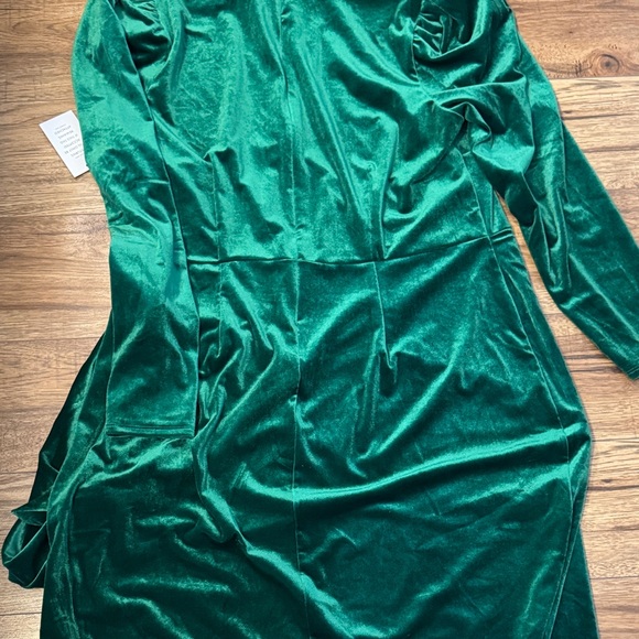 Eloquii Green Velvet Long Sleeve Dress - Picture 4 of 4